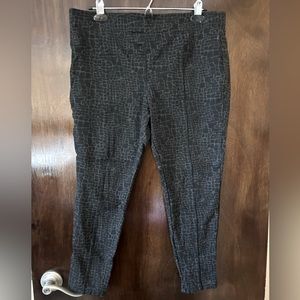 Style & Co Petite Printed Black and Grey Capri Pants Size PXL